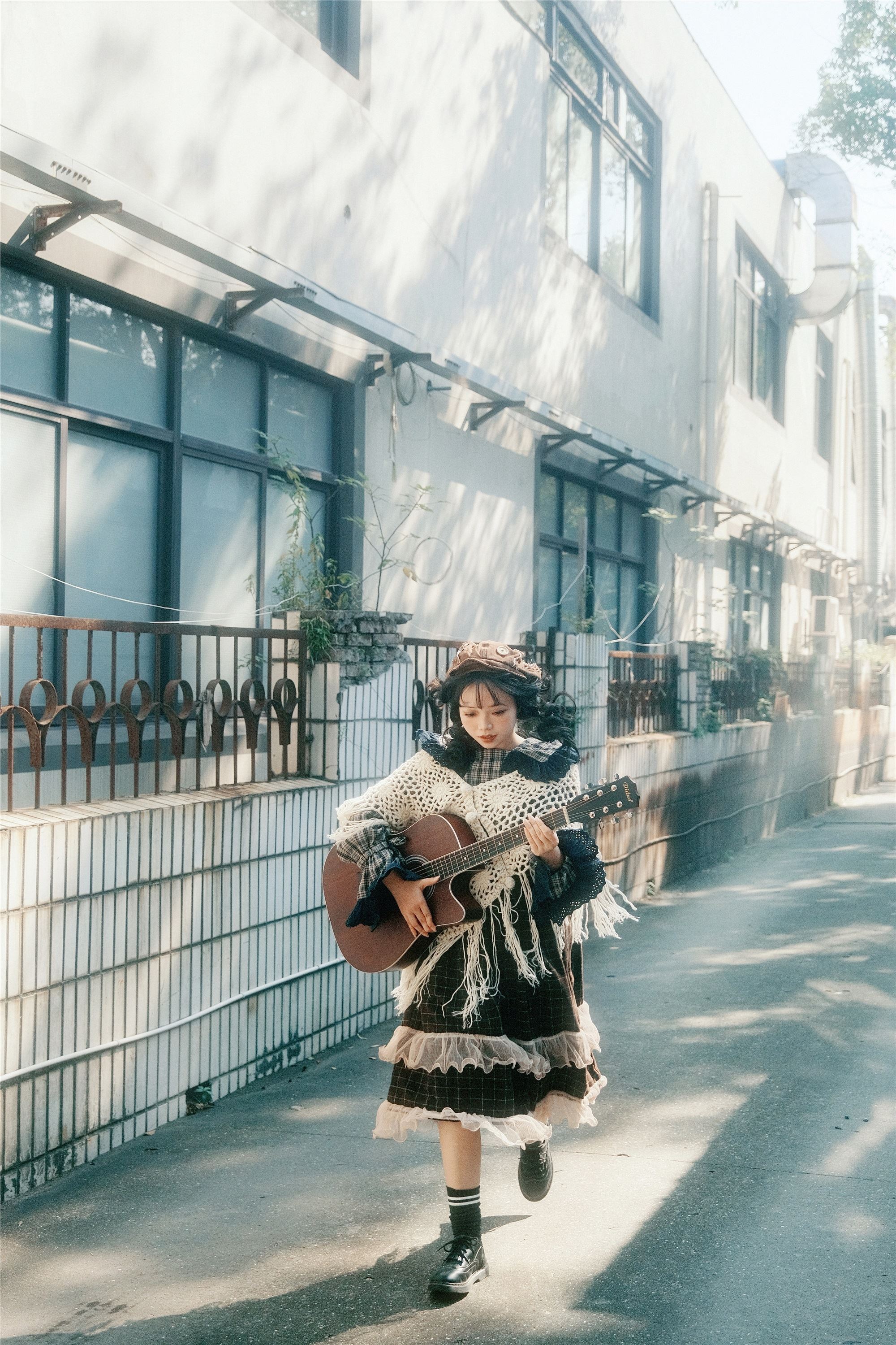 YITUYU 艺图语 2025.03.12 秋天才刚有风景 贝贝不睡觉